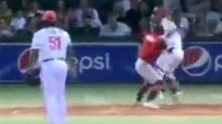 ベネズエラWLで世紀の大乱闘！　バット殴打に飛び蹴り、グーパンチで場内騒然