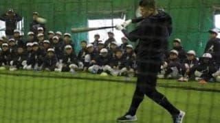 レイズ移籍の筒香、野球少年に打撃の極意伝授　「練習からフルスイングを」
