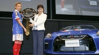 J1優勝の立役者、横浜F・マリノス仲川選手にサプライズ！ 日産が GT-R を贈呈