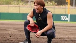 鷹・甲斐、報道陣全員に「タコライス」差し入れ　沖縄自主トレ公開、1人1人に手渡し