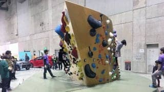 世界初？山形で移動型組立式の“曲面”ボルダリングウォールが登場