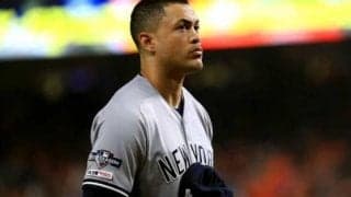 ヤ軍スタントン、美女でベンチプレス!?　衝撃の光景にMLB公式もビックリ