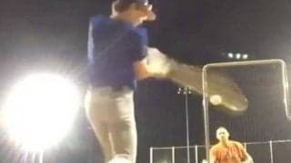 「Oh! No!」思わず頭抱える… 打球が走行中の車を直撃、決定的瞬間が再生150万回超え 