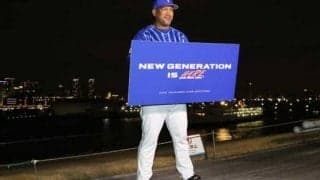 DeNAラミレス監督、新主将の佐野と新ユニ2Sを公開「イッショニガンバリマショウ！」