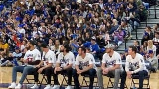 【MLB】ドジャースの23選手が学校訪問　銃乱射事件のあった高校訪れ生徒と交流
