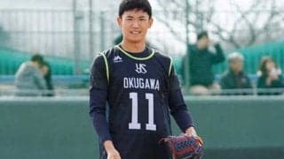 ヤクルト奥川がスーツ姿で初のキャンプ地へ　ファン感慨「大人びて見える」