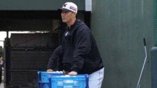 西岡剛がロッテキャンプ地に姿見せる　練習補助員で古巣を強力サポート