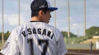 似合っている？　ロッテ・佐々木朗希がユニ姿披露、自室のチェック写真公開