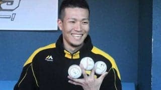 鷹千賀が初日からファンサービス　普段と異なるサインを3種類書き分けてスタンドに