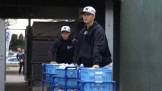 練習補助員で古巣キャンプ参加の元ロッテ西岡剛　打撃練習でグラブ付けて“守備”