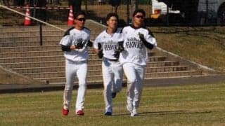 鷹キャンプにも“厚底”ブームが…　12分間走で着用、甲斐「足勝手に上がる」と驚愕