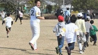 元鷹・塚田氏、球団職員でキャンプ初仕事「子どもたちの相手は楽しい」