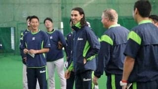 燕・高津新監督、バーネット氏との再会に笑顔　「チームを強くしたい思いは同じ」