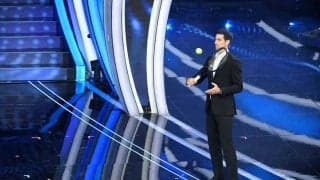 ジョコビッチがスーツ姿で歌う。イタリア語で美声を披露