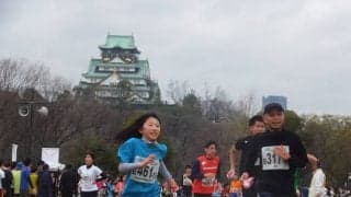 天守閣をバックにチームで完走を目指す「大阪城リレーマラソン」3月開催