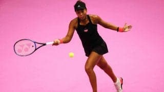 ピンクのテニスコートで乳がんへの関心促進