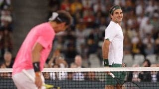 フェデラーがナダルのモノマネを披露。観客を楽しませる