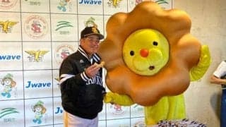 ソフトバンクに次々と贈呈品が…　ドーナツ、チョコスイーツにビール