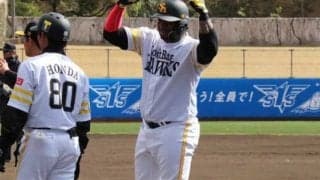 鷹バレンティン、打も走も全力プレー！　「全力でやるのが自分のスタイル」