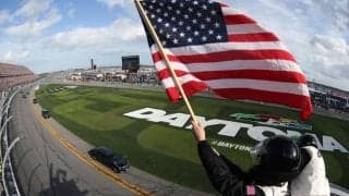 トランプ大統領、リムジン「ビースト」でサーキットを周回…デイトナ500で開会宣言