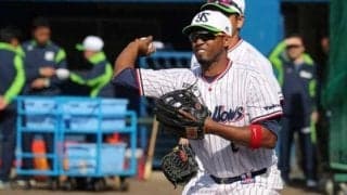 燕新助っ人エスコバー、バット折りながら実戦初安打　「ラッキーがあるのが野球」