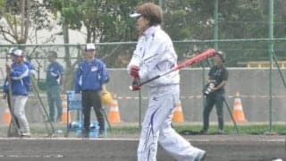 中日高橋らがヘロヘロに…元ソフト日本代表・宇津木氏が飛び入り参加で“鬼ノック”