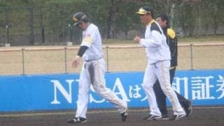 鷹・松田宣がアクシデントで途中交代　左肘に送球直撃、工藤監督「大事をとって」