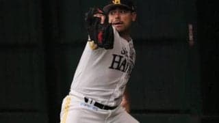 鷹新助っ人ムーアは1回2K無失点、最速151キロ　バレンティンは豪快1号2ラン