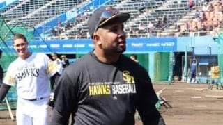 鷹バレンティン、燕元同僚との再会に感激「嬉しかった」　ファンも「皆ココが好き」