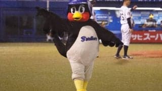 燕つば九郎が無観客試合に黒マスク姿で存在感　時事ネタ大喜利にファン「世界最強」