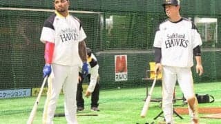 鷹バレンティンの“モノマネ”に本人も笑顔　長谷川勇のルーティンを“完コピ”