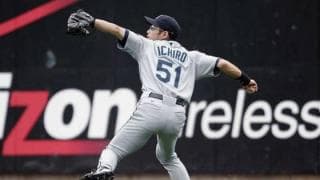 イチローが「球界に衝撃を与えた」伝説のレーザービーム　MLB公式の“史上最高送球”に