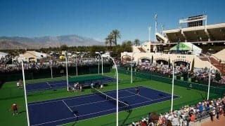 窓越しにテニス？外出自粛の中、独自の方法で遊ぶ人たち