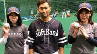 タカガール2人が憧れ鷹・中村晃の“お手伝い”　「フリーRUNS」で打撃練習の球置き体験