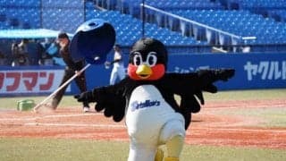 つば九郎が“幻の開幕戦”で“幻のファン”へ向け一発芸披露「おきゃくさんがみえる」