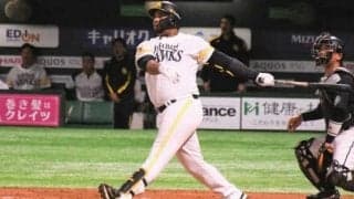 日本語で一言「カンペキ！」　鷹バレンティンの驚異のパワー、ライナーでスタンド中段へ