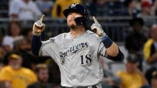 【MLB】ブルワーズ日系3世ヒウラが婚約　彼女とのキスハグ写真に祝福殺到「お幸せに」