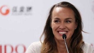 元女王ヒンギスが娘をおんぶしながらハイキング。「免疫系を強化するわ」