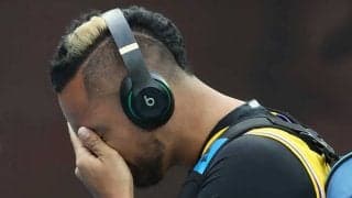 バスケ好きのキリオス、コービーのユニフォームを着てコートへ入場