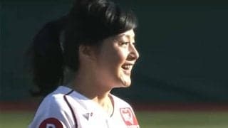 【始球式名場面】“真っ赤な”紀香が美しい！　開幕戦の豪快フォームにファン「脚なっが」