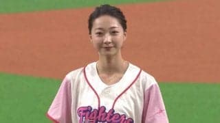 【始球式名場面】球場がどよめいた！　広島鈴木の妻・愛理さんのアクロバティック投球