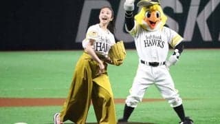 【始球式名場面】苦笑いも美しい…　女優・今田美桜さんの“大暴投”に王会長も思わず笑顔