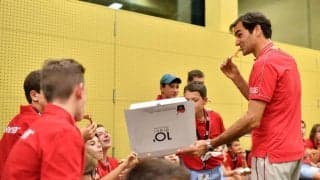 フェデラー「僕はいつでもボールボーイになるよ」。恒例のピザを楽しむ