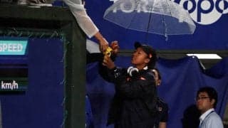 大坂なおみ「まいどおおきに」。試合は順延も、雨の中待つ観客にファンサービス