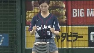 【始球式名場面】「ホームランばりの衝撃」　頭突きで瓦10枚を叩き割る美人女優