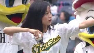 【始球式名場面】当時20歳の小島瑠璃子が「可愛過ぎないか」？　ショーパン＆ハイソ姿でノーバウンド投球