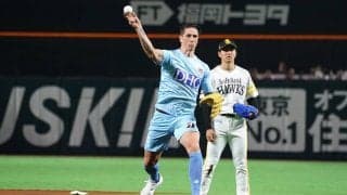 【始球式名場面】元スペイン代表トーレスの珍しい“野球姿”　甲斐の好セーブにも脚光が