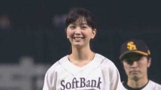 【始球式名場面】美女のノーバウンド投球に球場どよめく　楽天松井の妻・石橋杏奈さんの笑顔が眩しい
