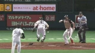 【球界名場面】杉谷も走者鵜久森も呆然…何が起きた？　大暴投のはずが壁に当たり…