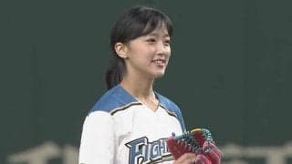 【始球式名場面】「可愛さに熱盛!!」美人アナがド派手なワインドアップ投球で場内魅了
